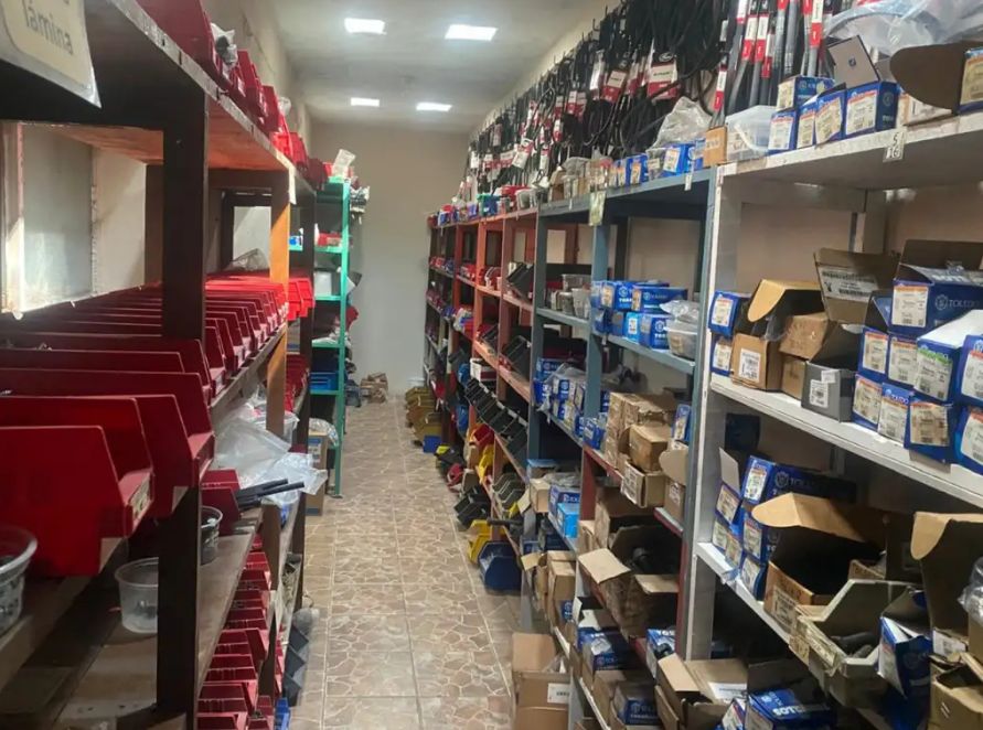 Pasillo de refacciones en Mantosa